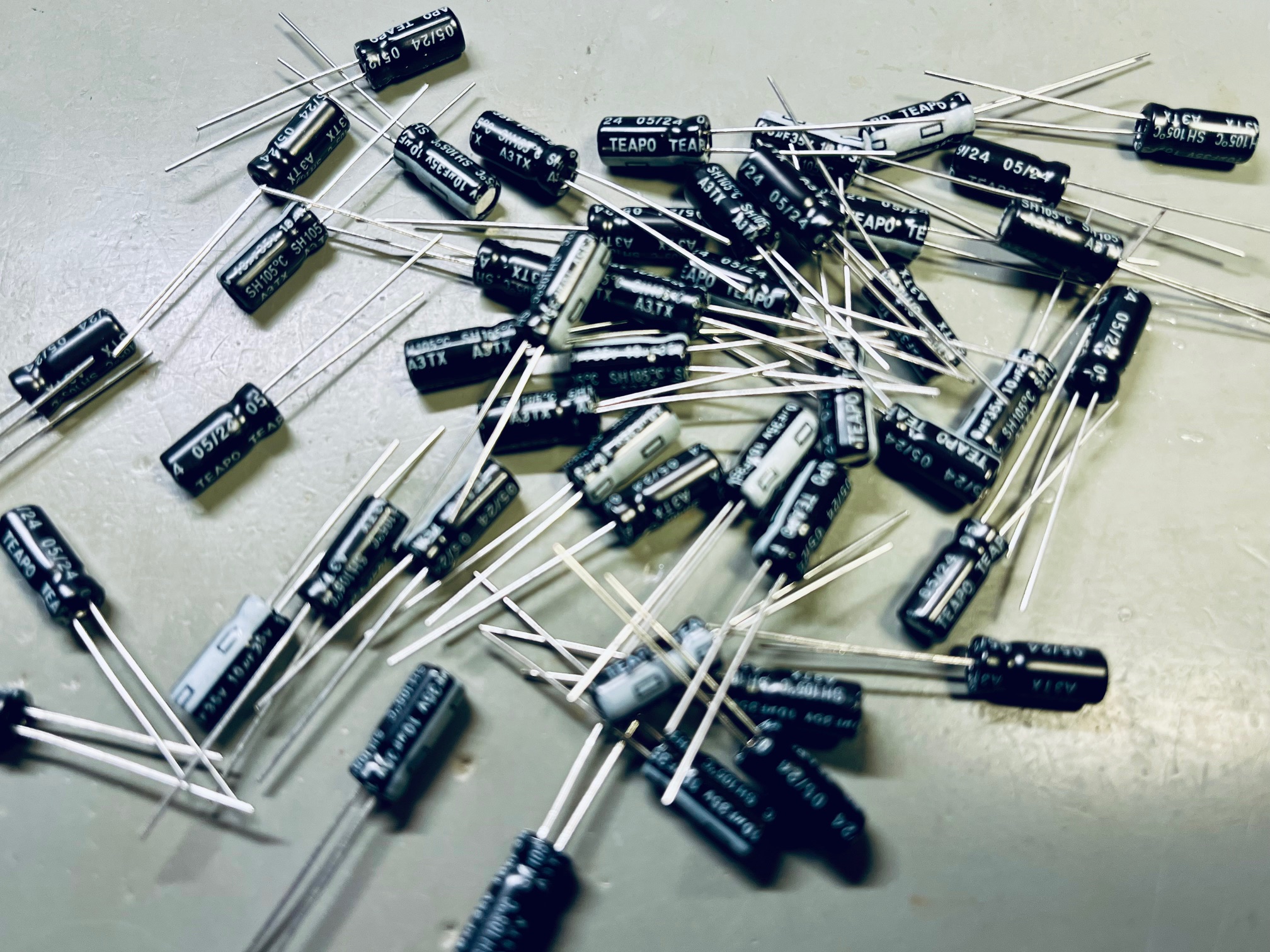 Electrolytic Capacitors Through-Hole